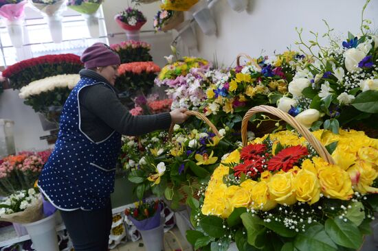 Selling flowers on eve of March 8