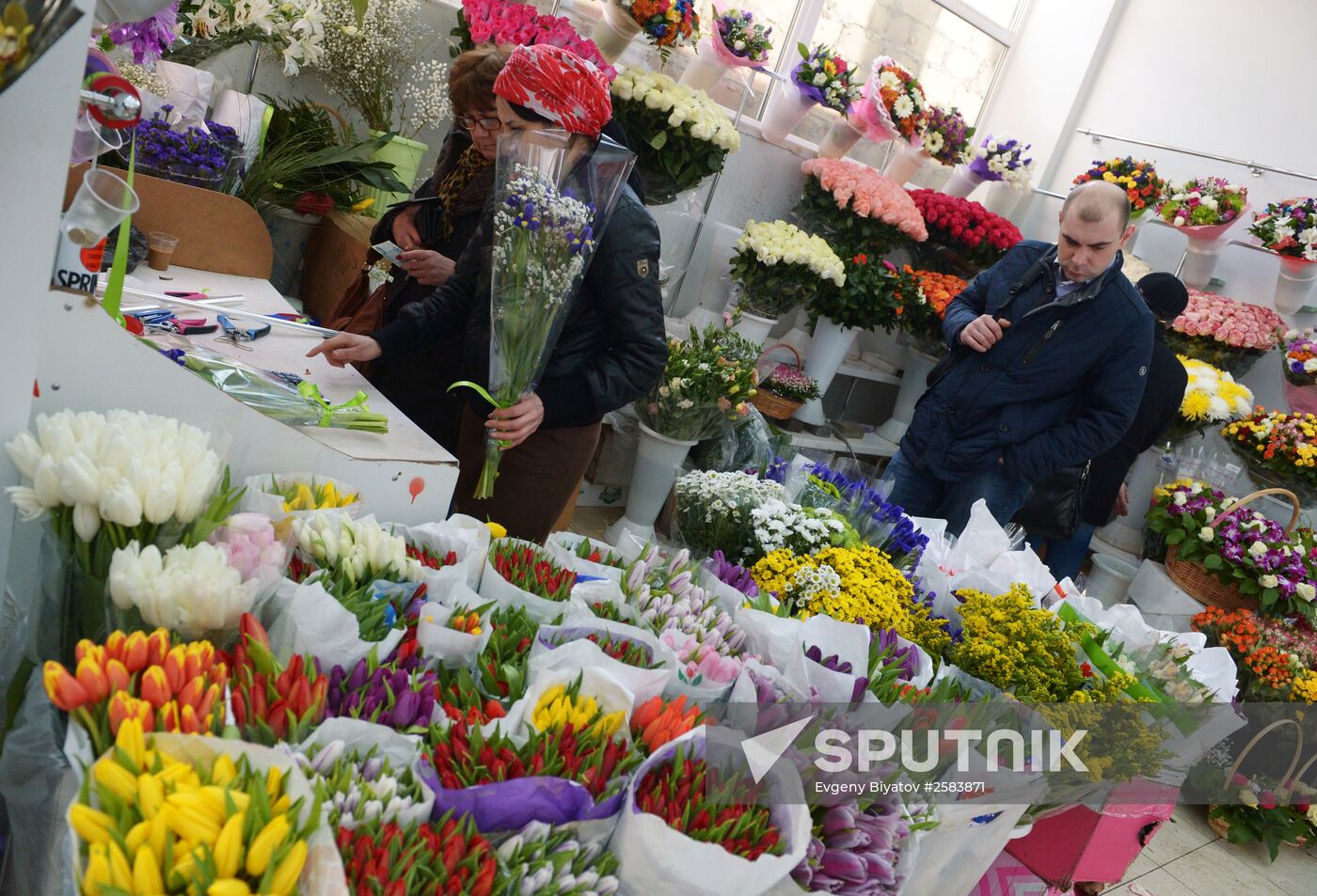 Selling flowers on eve of March 8