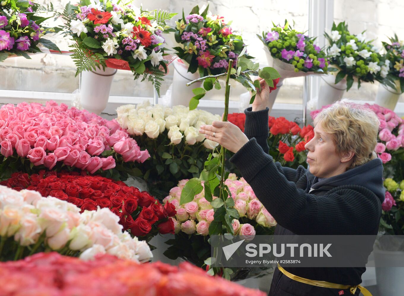 Selling flowers on eve of March 8