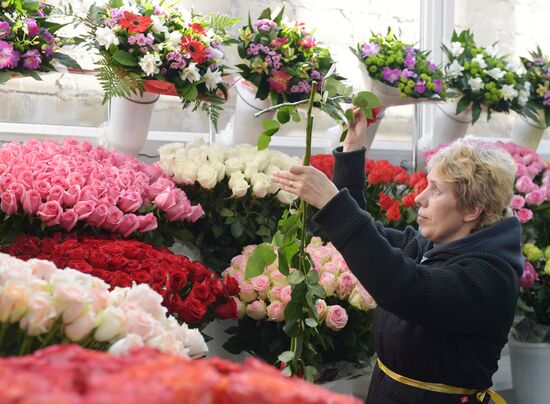 Selling flowers on eve of March 8