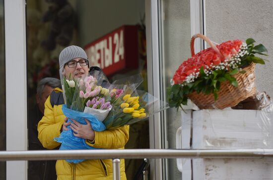 Salling flowers on the eve of March 8