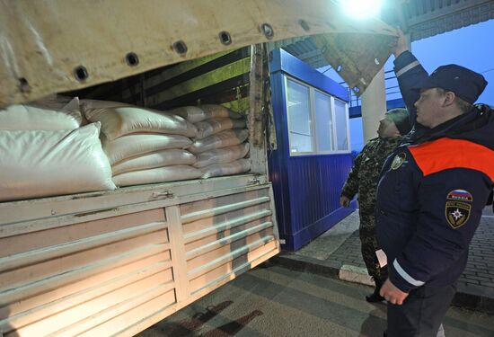 Convoy with humanitarian aid for families of those who died at Zasyadko coal mine arrives at Matveyev-Kurgan checkpoint