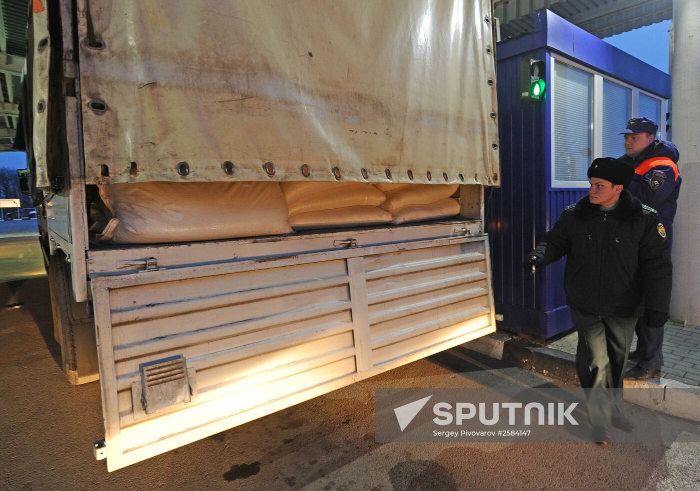 Convoy with humanitarian aid for families of those who died at Zasyadko coal mine arrives at Matveyev-Kurgan checkpoint