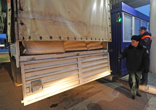 Convoy with humanitarian aid for families of those who died at Zasyadko coal mine arrives at Matveyev-Kurgan checkpoint