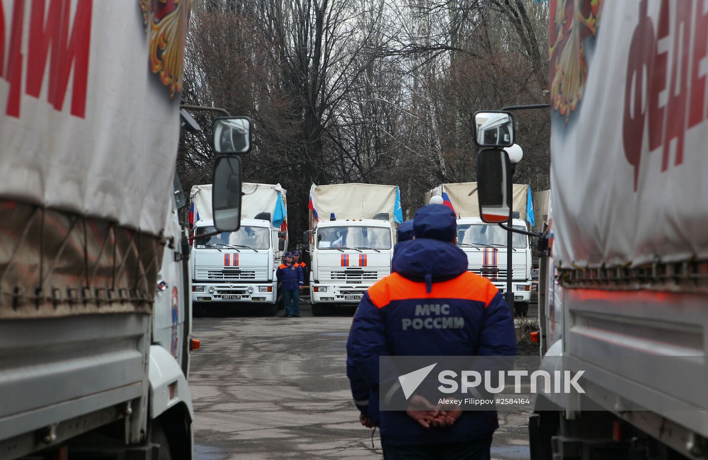 Russian Emergency Ministry delivers humanitarian aid for families of those who died at Zasyadko coal mine arrives at Matveyev-Ku
