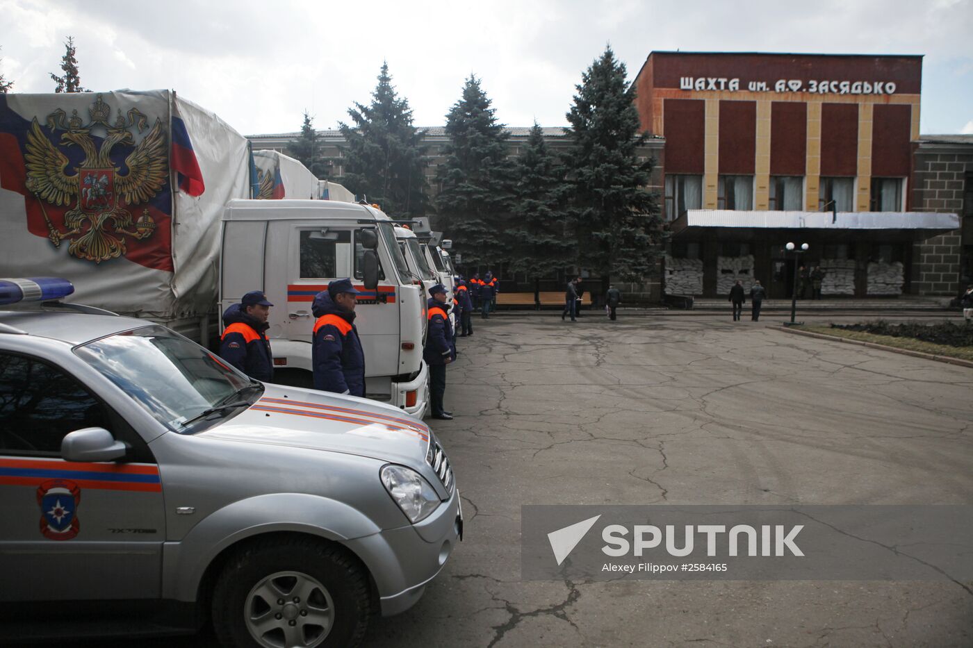 Russian Emergency Ministry delivers humanitarian aid for families of those who died at Zasyadko coal mine arrives at Matveyev-Ku