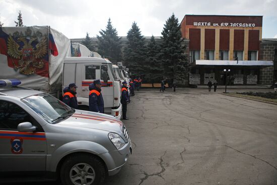 Russian Emergency Ministry delivers humanitarian aid for families of those who died at Zasyadko coal mine arrives at Matveyev-Ku