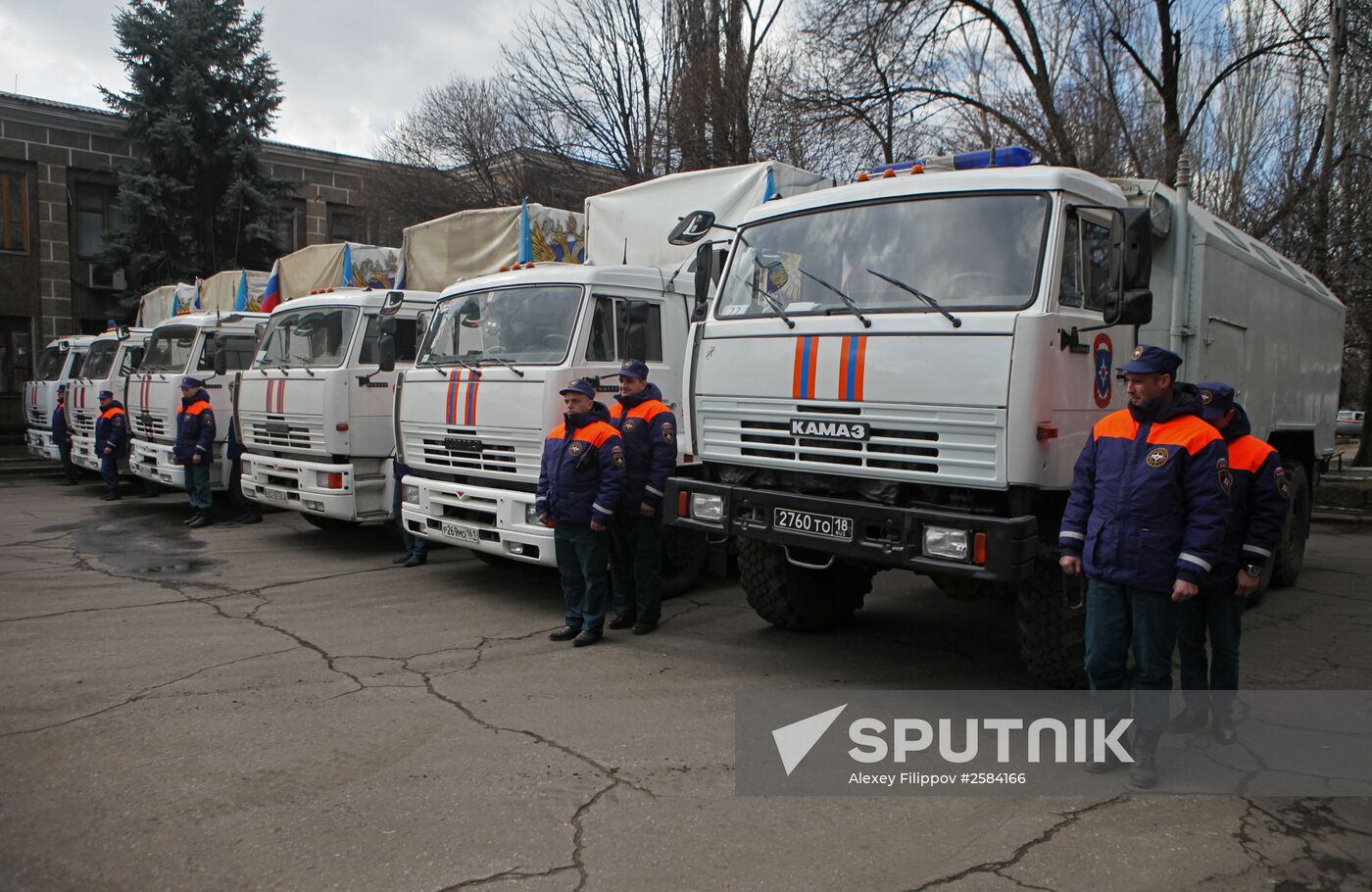 Russian Emergency Ministry delivers humanitarian aid for families of those who died at Zasyadko coal mine arrives at Matveyev-Ku