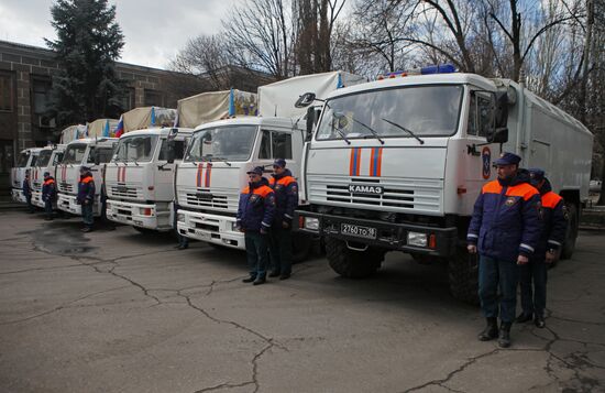 Russian Emergency Ministry delivers humanitarian aid for families of those who died at Zasyadko coal mine arrives at Matveyev-Ku