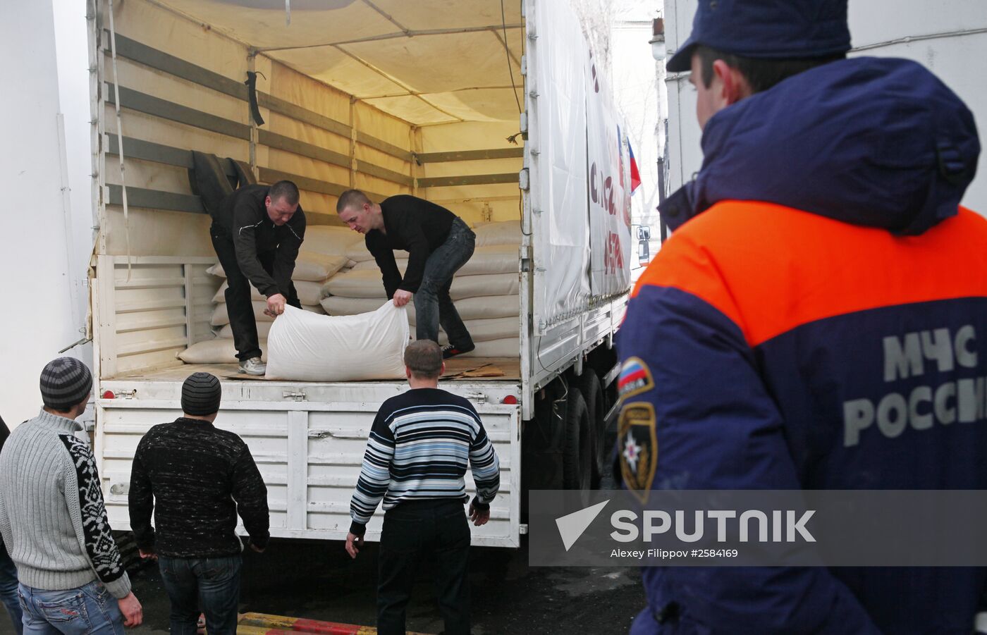 Russian Emergency Ministry delivers humanitarian aid for families of those who died at Zasyadko coal mine arrives at Matveyev-Ku