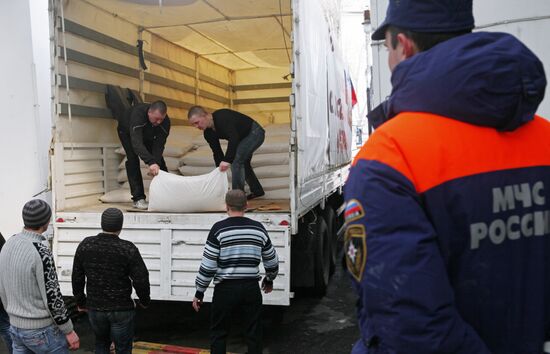 Russian Emergency Ministry delivers humanitarian aid for families of those who died at Zasyadko coal mine arrives at Matveyev-Ku