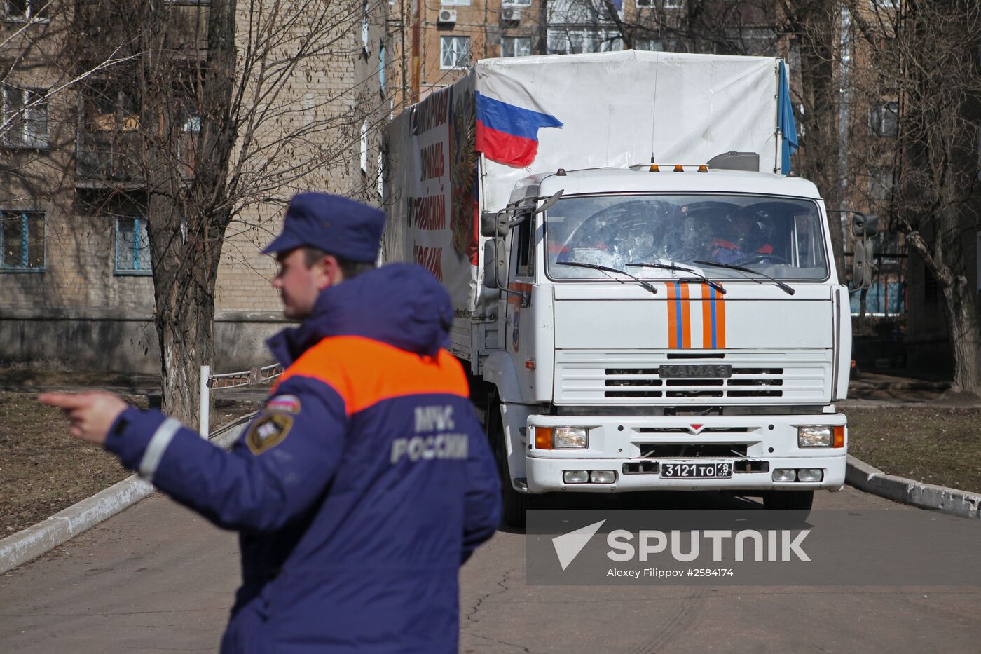 Russian Emergency Ministry delivers humanitarian aid for families of those who died at Zasyadko coal mine arrives at Matveyev-Ku