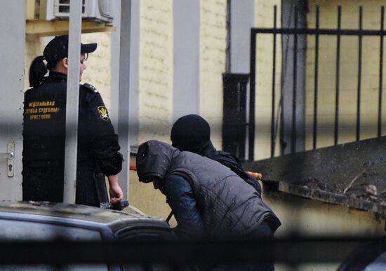 Individuals suspected of murdering Boris Nemtsov delivered to Basmanny Court