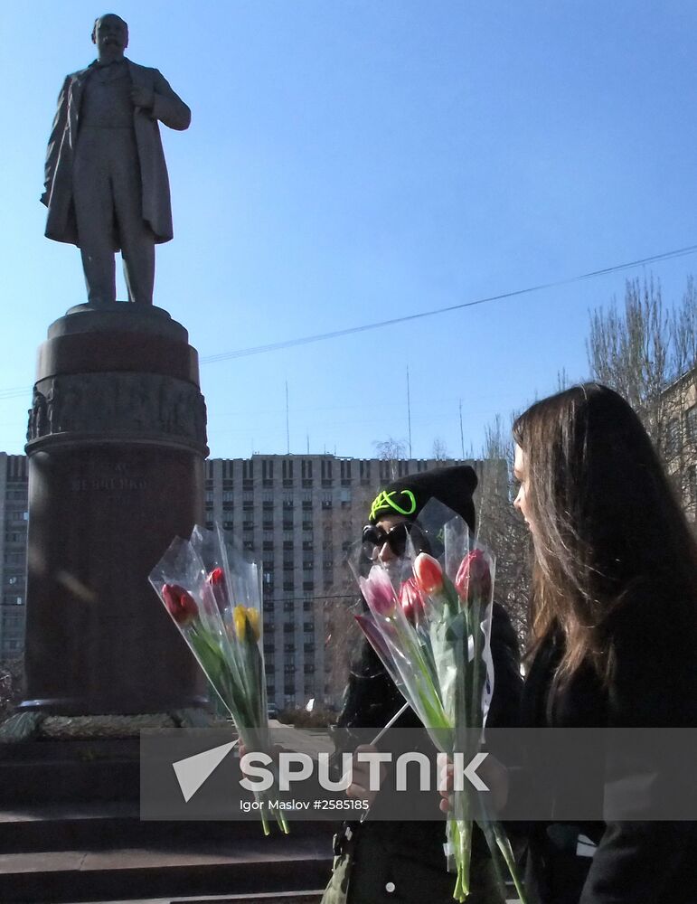 Donetsk residents commemorate poet Taras Shevchenko