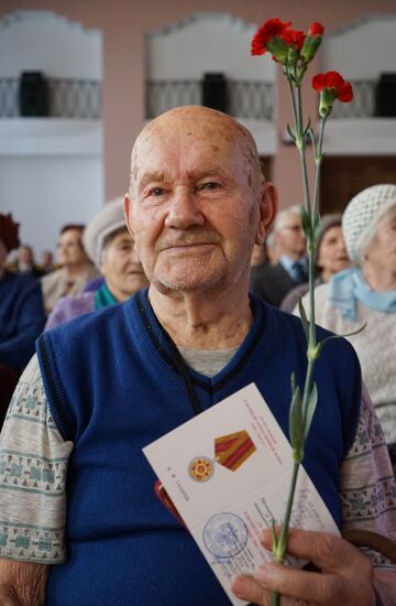 Presenting jubilee medals to war and home front veterans to mark 70th Victory anniversary in the Great Patriotic War of 1941-1945