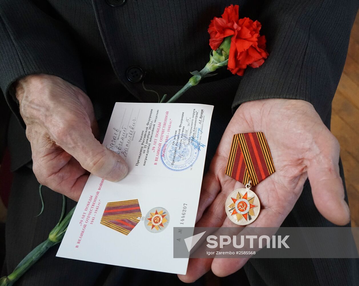 Presenting jubilee medals to war and home front veterans to mark 70th Victory anniversary in the Great Patriotic War of 1941-1945