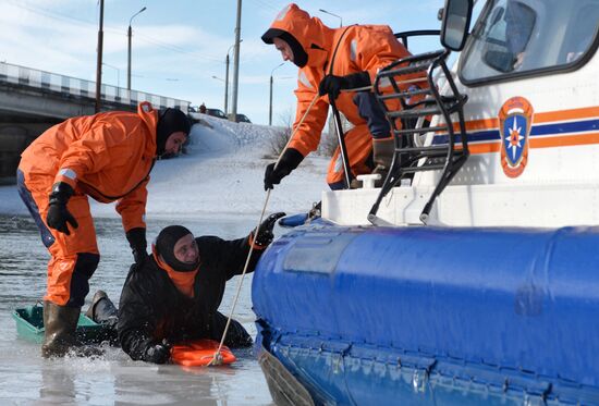 Emergency Situations Ministry ice rescue drills