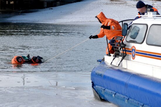 Emergency Situations Ministry ice rescue drills