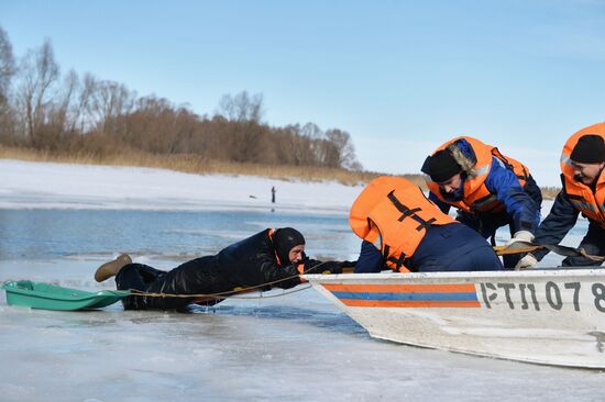 Emergency Situations Ministry ice rescue drills