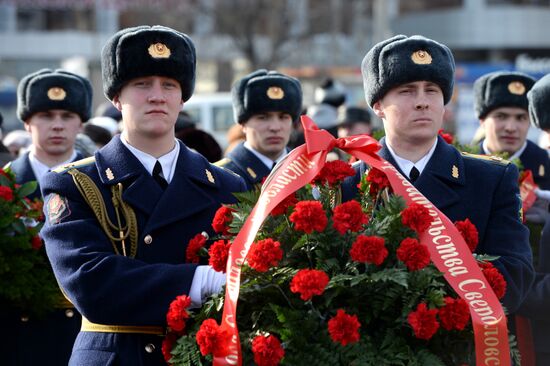 Flower-laying ceremony at monument to Urals Volunteer Tank Corps