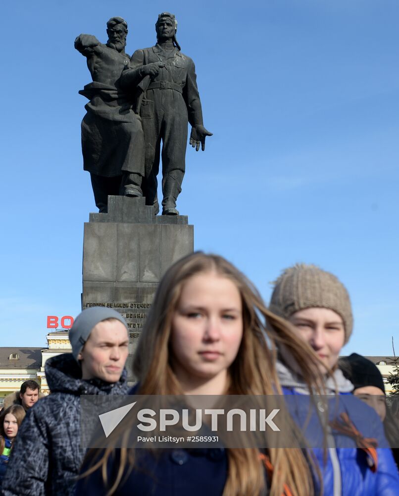 Flower-laying ceremony at monument to Urals Volunteer Tank Corps