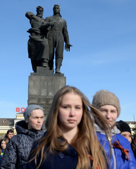 Flower-laying ceremony at monument to Urals Volunteer Tank Corps
