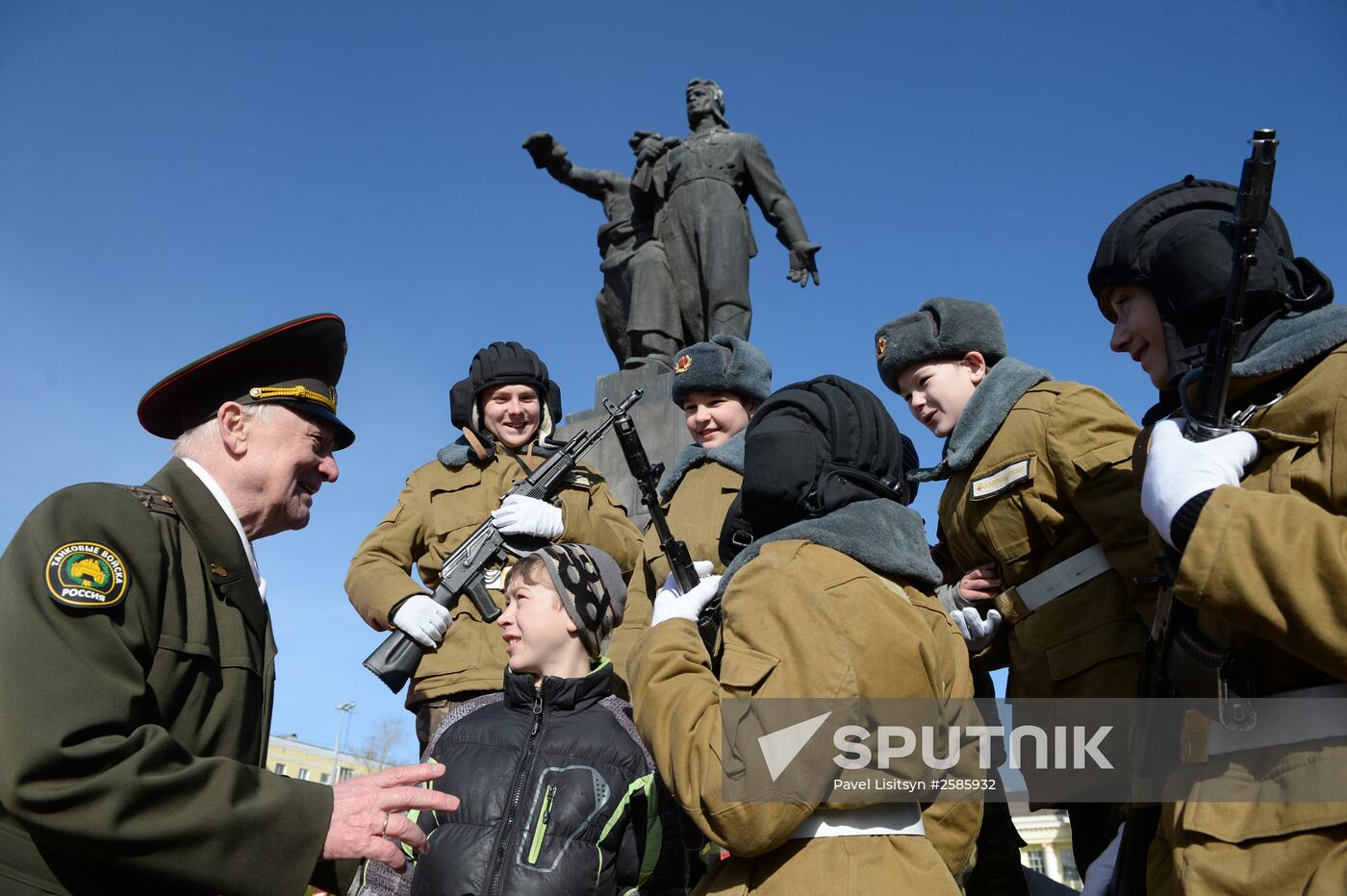 Flower-laying ceremony at monument to Urals Volunteer Tank Corps