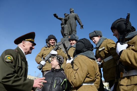 Flower-laying ceremony at monument to Urals Volunteer Tank Corps