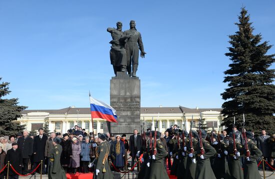 Flower-laying ceremony at monument to Urals Volunteer Tank Corps