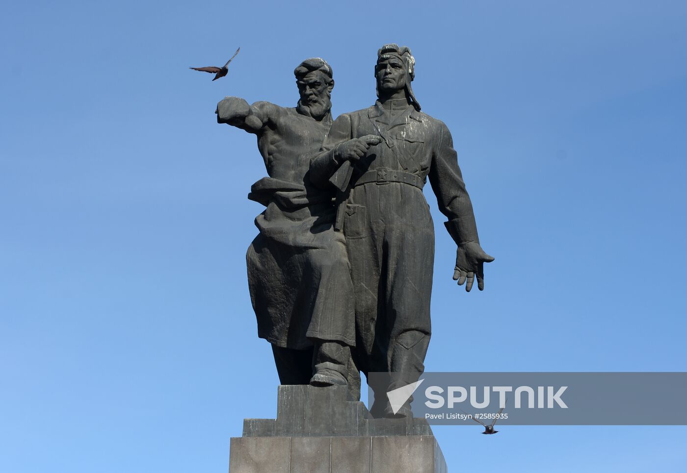 Flower-laying ceremony at monument to Urals Volunteer Tank Corps