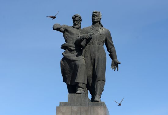 Flower-laying ceremony at monument to Urals Volunteer Tank Corps