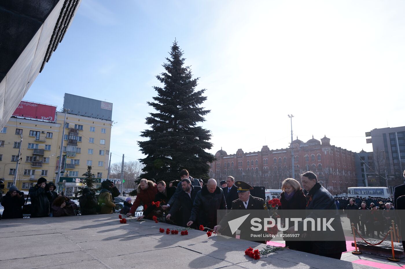 Flower-laying ceremony at monument to Urals Volunteer Tank Corps