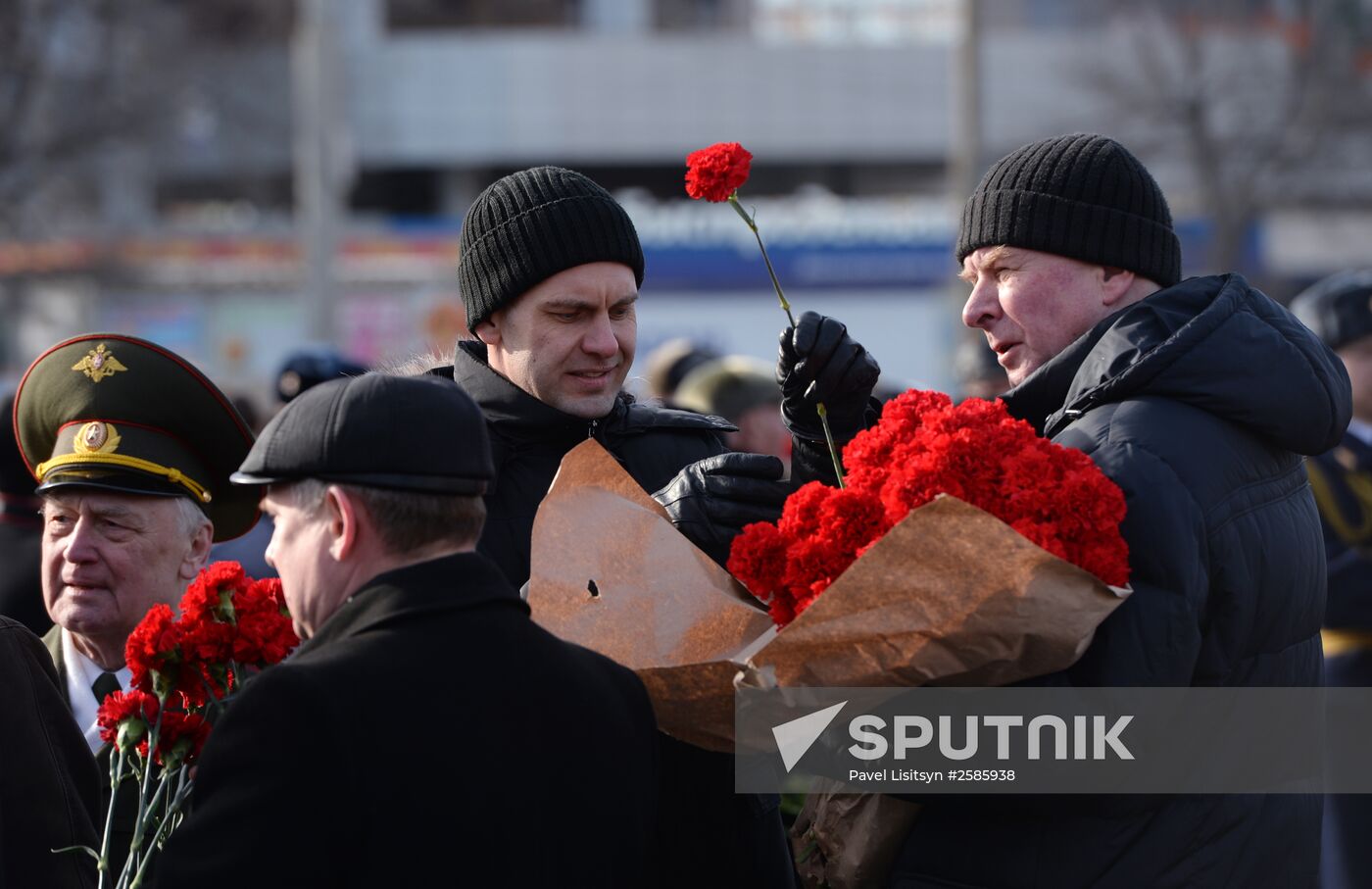 Flower-laying ceremony at monument to Urals Volunteer Tank Corps