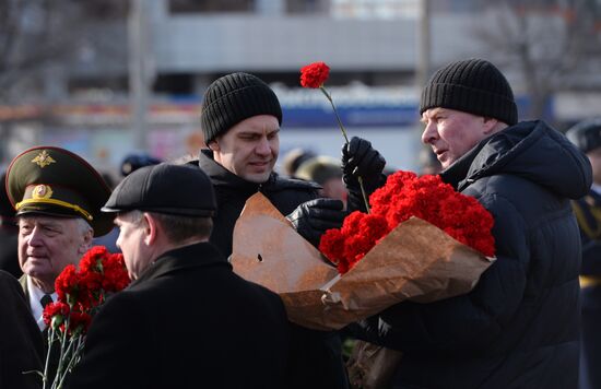 Flower-laying ceremony at monument to Urals Volunteer Tank Corps