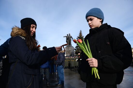 Flower-laying ceremony at monument to Urals Volunteer Tank Corps