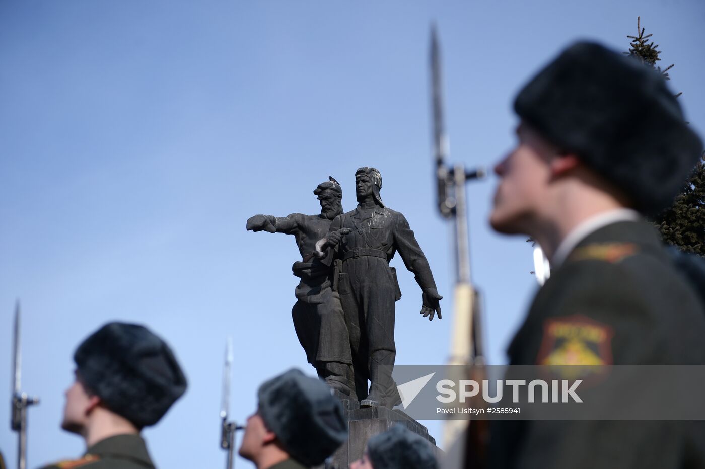 Flower-laying ceremony at monument to Urals Volunteer Tank Corps
