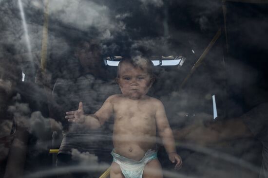 Refugees at Izvarino border checkpoint in Lugansk Region