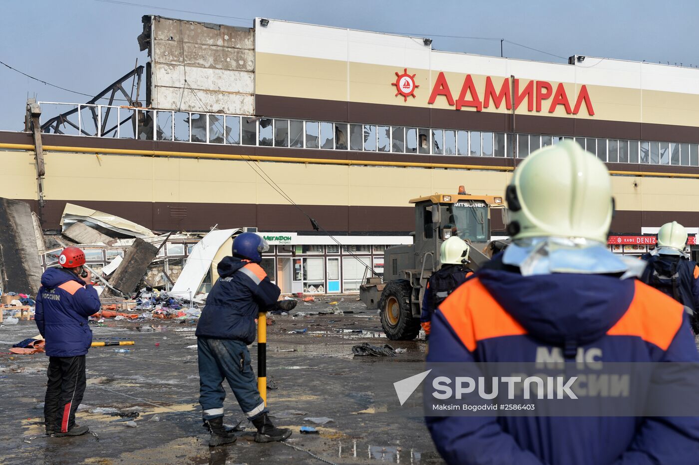 Crews clean up debris after Admiral shopping mall fire in Kazan