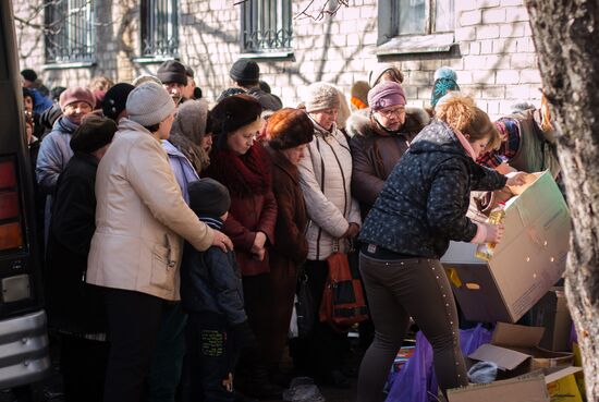Distribution of food in Debaltsevo