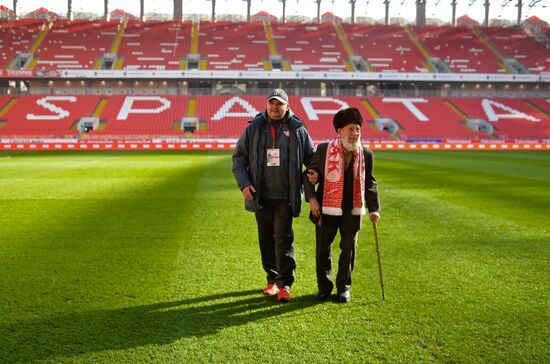 FC Spartak oldest fan visits the club's stadium