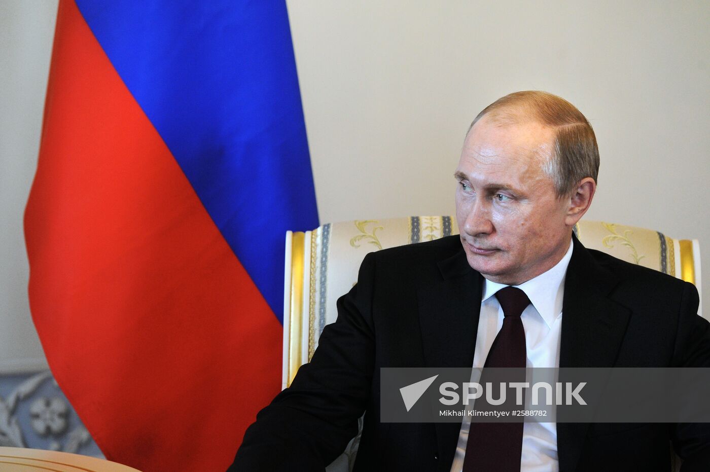 Russian President Vladimir Putin meets with Kyrgyz President Almazbek Atambayev in Strelna