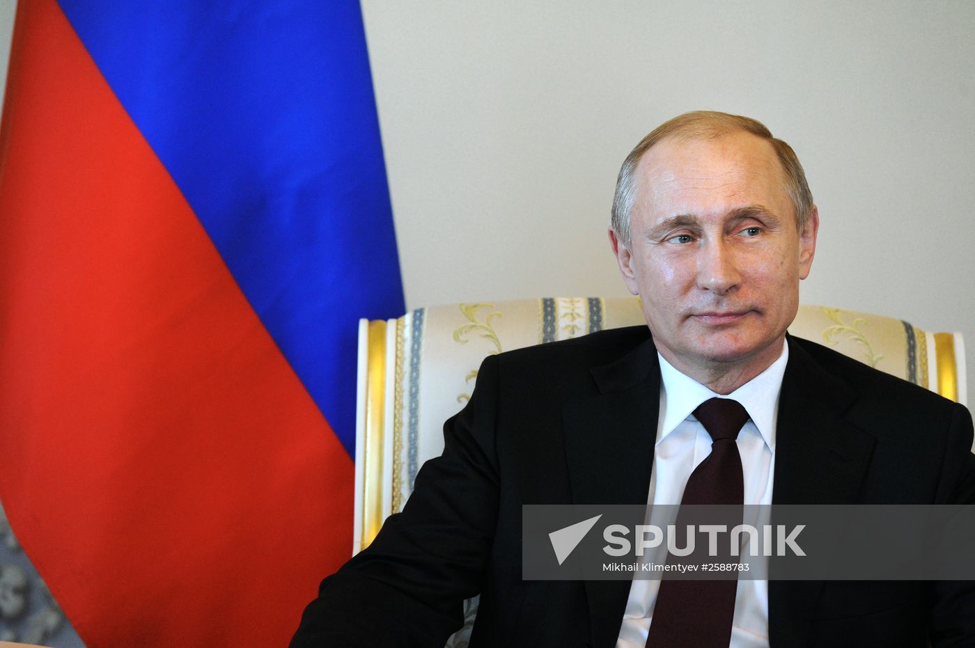 Russian President Vladimir Putin meets with Kyrgyz President Almazbek Atambayev in Strelna