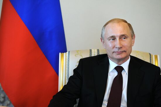 Russian President Vladimir Putin meets with Kyrgyz President Almazbek Atambayev in Strelna