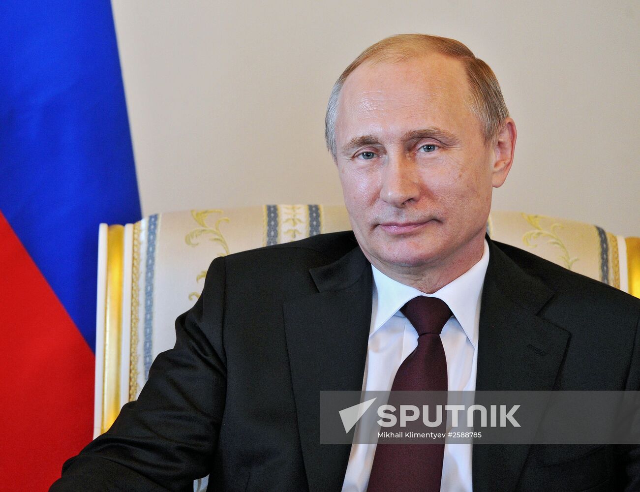 Russian President Vladimir Putin meets with Kyrgyz President Almazbek Atambayev in Strelna