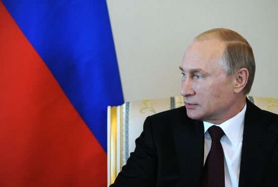Russian President Vladimir Putin meets with Kyrgyz President Almazbek Atambayev in Strelna