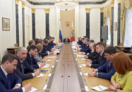 President Vladimir Putin holds meeting on social and economic development of Crimea and Sevastopol