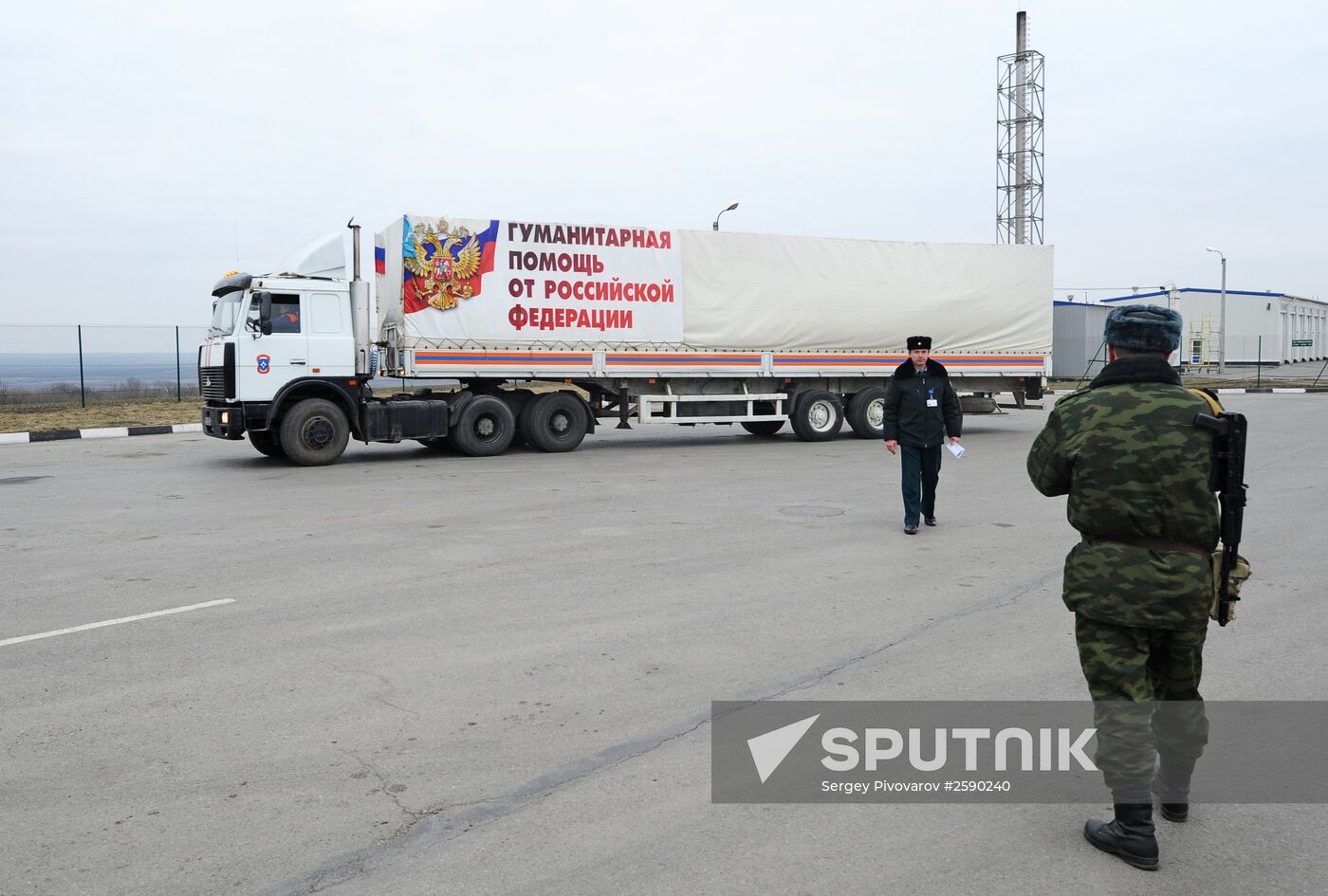 Russian humanitarian aid convoy for Donbass arrives at Matveyev Kurgan border checkpoint