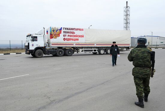 Russian humanitarian aid convoy for Donbass arrives at Matveyev Kurgan border checkpoint