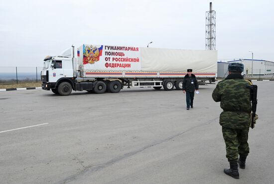 Russian humanitarian aid convoy for Donbass arrives at Matveyev Kurgan border checkpoint