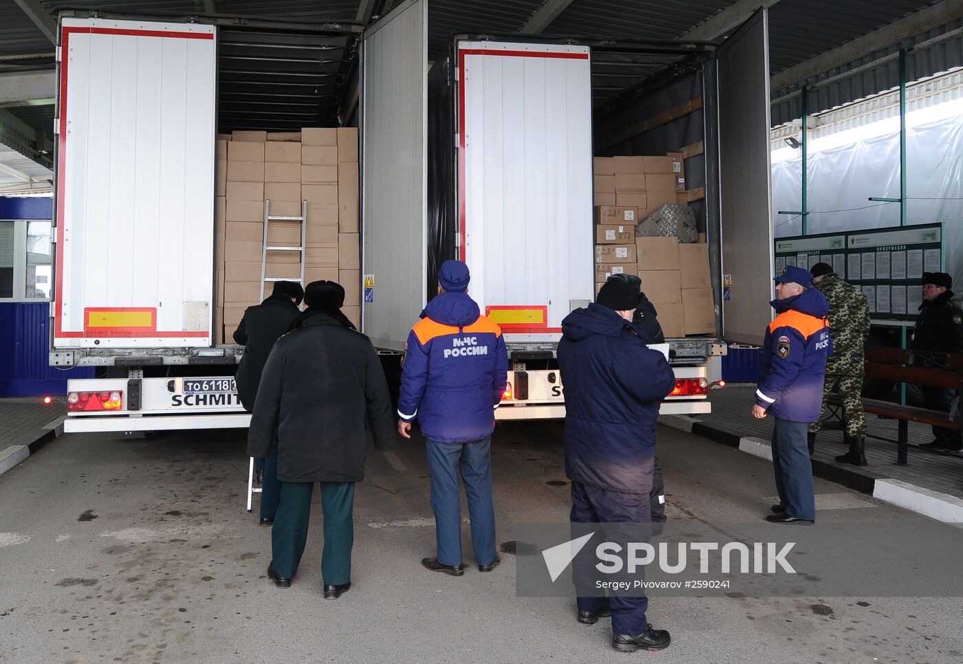 Russian humanitarian aid convoy for Donbass arrives at Matveyev Kurgan border checkpoint